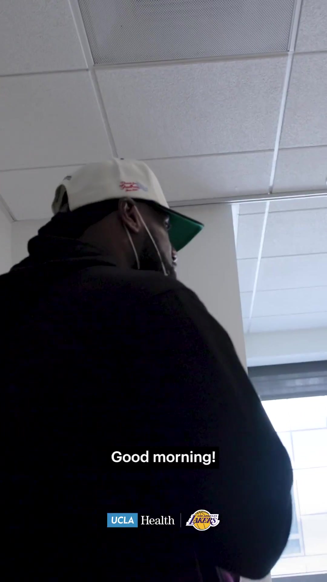 开云体育在线-回馈社区！湖人官推晒詹姆斯前往UCLA健康中心看望病人