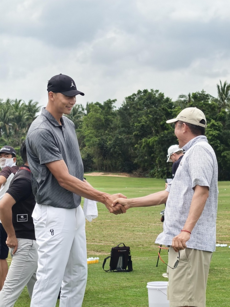 开云APP-好久不见!易建联现身观澜湖高尔夫比赛 面带笑容心情不错